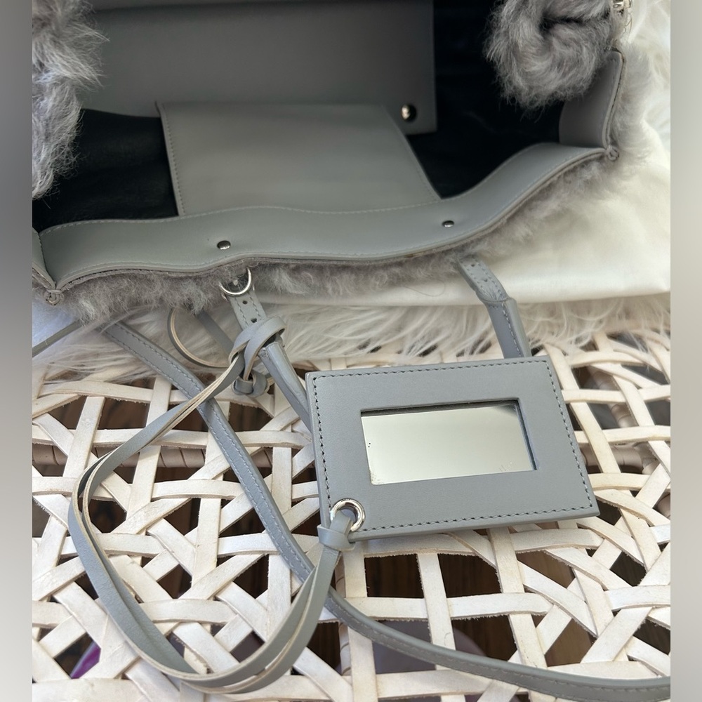 Balenciaga Papier in Mouton & Leather
With dust bag, original strap crossbody - Picture 15 of 16